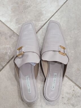NEIL J RODGERS Cream Leather Slip-On Mule with Gold Buckle